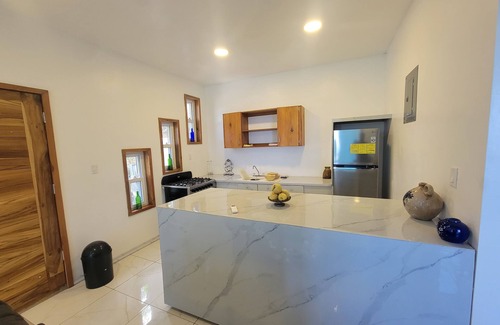 Palmetto Bay Condo | OasisCharming 2-bedroom condo WiFi, AC with amazing views of ocean/Crawfish Rock