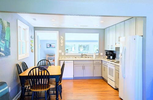 Colington Cottage | OBX TUCKED AWAY~Sound side~On canal~Kayaks~nGround level w/ramp~Beach 1 mi~MP8