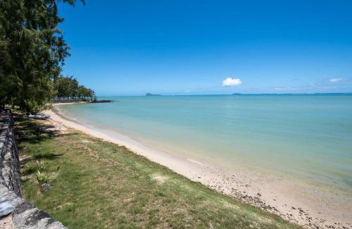 Grand Gaube Apartment | OCEAN beachfront flat, 3 bedrooms en suite, Grand Gaube