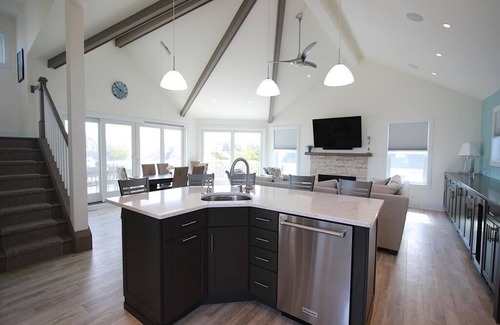 Ship Bottom House | Ocean Block Spacious 5-bedroom house with WiFi and AC in Beach Haven