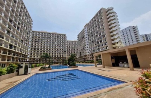 Lapu-Lapu Condo | Ocean Breeze Condo in Lapu-Lapu - Private Room with Balcony