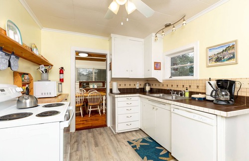 Depoe Bay House | “Ocean Breeze Cottage” in Walkable Depoe Bay