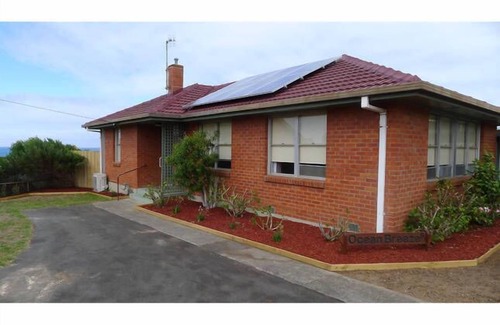 Warrnambool House | OCEAN BREEZE Pet Friendly, Easy walk to Beach and Free WIFI
