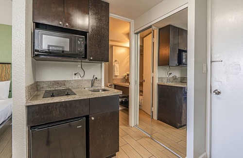 McCully - Moiliili Condo | Ocean-Diamond Head Waikiki Condo at Island Colony Short Walk to the Beach
