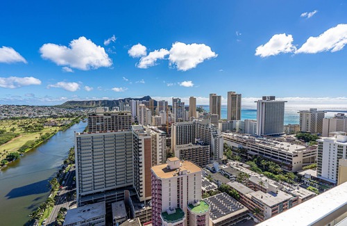 McCully - Moiliili Condo | Ocean-Diamond Head Waikiki Condo at Island Colony Short Walk to the Beach