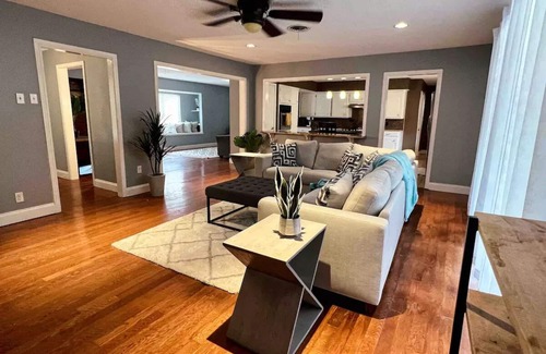 Bay Area House | Ocean Dr Gem! Walk 2 Bay & Downtown. Spacious!