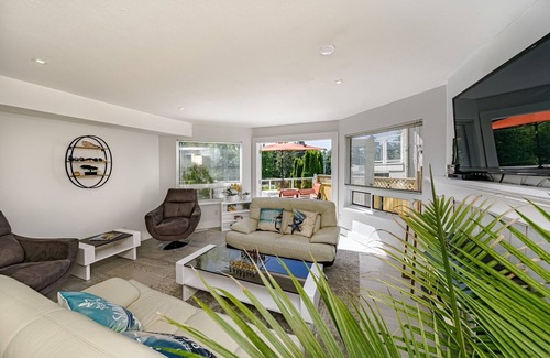 White Rock House | Ocean Escape! Come and enjoy East Beach in White Rock, BC. Pet friendly!