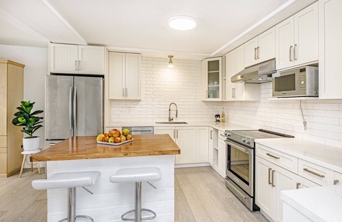 White Rock House | Ocean Escape! Come and enjoy East Beach in White Rock, BC. Pet friendly!