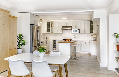 White Rock House | Ocean Escape! Come and enjoy East Beach in White Rock, BC. Pet friendly!