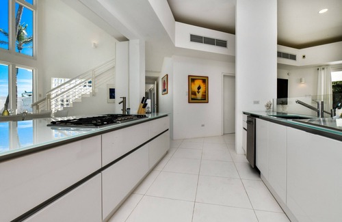 Malmok Villa | Ocean Front 7-bedroom 7-bath Sunset Views Malmok!