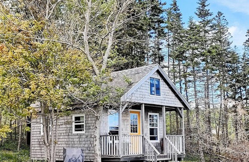 Cape Dauphin Cabin | Ocean front Bunkie.