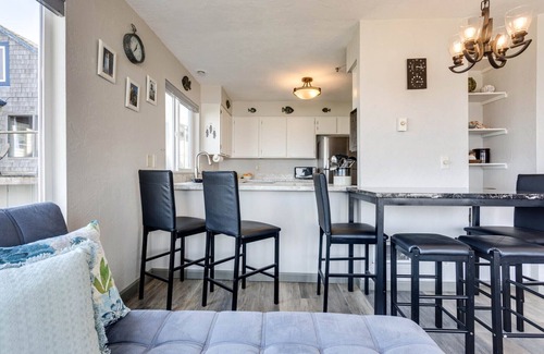 Eddyville Condo | Ocean Front Condo, View of Lighthouse, Walk to Everything, Nye Beach!
