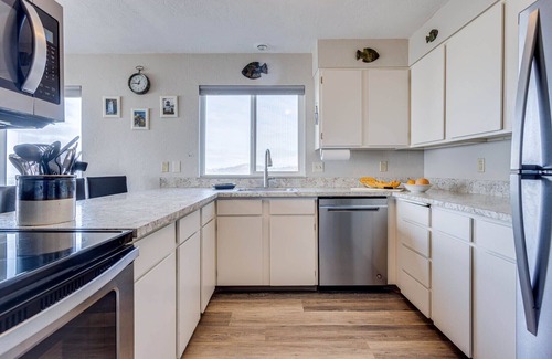 Eddyville Condo | Ocean Front Condo, View of Lighthouse, Walk to Everything, Nye Beach!
