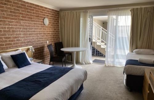 The Entrance Hotel | Ocean Front Motel