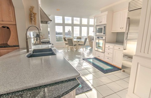 Gleneden Beach House | Ocean Front on Sandy Beach in Gleneden Beach! Ocean View Hot Tub! Dog Friendly!