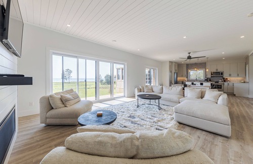 Stratford House | Ocean front, private beach, new modern, minutes to Town, lovely quiet seclusion