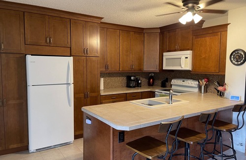 Kailua-Kona Condo | Ocean front property! Cozy, 2nd floor condo, serene garden view