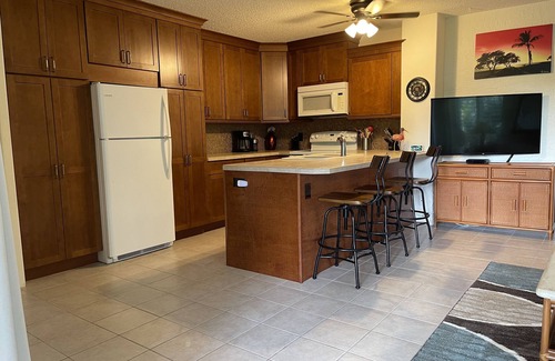 Kailua-Kona Condo | Ocean front property! Cozy, 2nd floor condo, serene garden view
