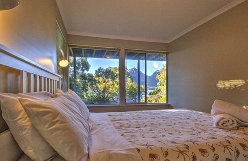 Coles Bay House | Ocean & Mountain Views. Sundeck. Fireplace. Free wifi. 5 min walk to beach.