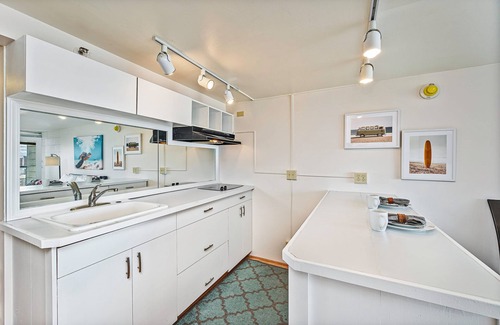 McCully - Moiliili Condo | Ocean & Mountain Views Condo at the Island Colony w/Spectacular Amenities
