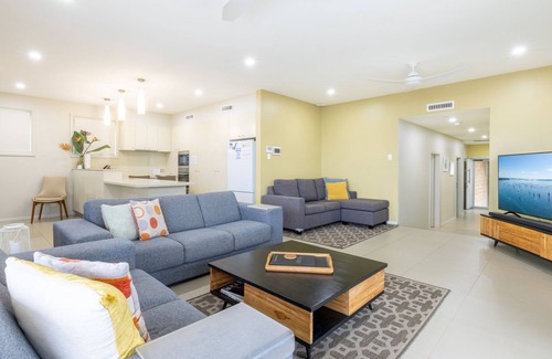 Anna Bay House | Ocean on the Rocks, 1,21 Ocean Ave - waterfront, Wi-Fi, Ducted Air Conditioning