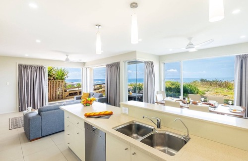 Anna Bay House | Ocean on the Rocks, 1,21 Ocean Ave - waterfront, Wi-Fi, Ducted Air Conditioning