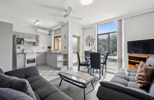 Mid North Coast Waterfront Apartment | Ocean Parade 10 – Retro Coastal Apartment Opposite Park Beach