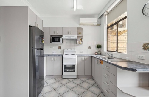 Mid North Coast Waterfront Apartment | Ocean Parade 10 – Retro Coastal Apartment Opposite Park Beach
