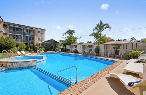 Mid North Coast Waterfront Apartment | Ocean Parade 10 – Retro Coastal Apartment Opposite Park Beach
