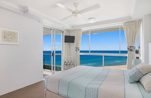 Coolangatta Apartment | Ocean Plaza Unit 1469 Right on Coolangatta beachfront with FREE Wi-Fi
