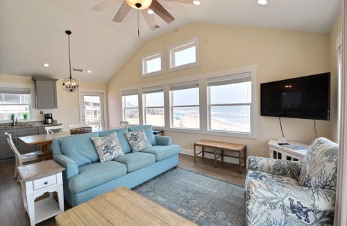 Buxton Cottage | Ocean Point- Incredible Ocean Views- Step onto the Beach! Community pool