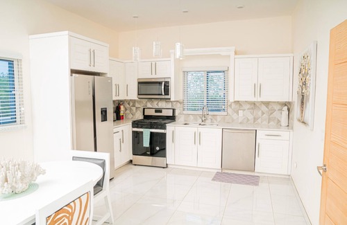 Discovery Bay House | OCEAN SEACRET Luxurious views, Gated safe pool near Grace Bay beach PRIVATE CHEF