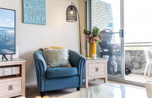 Nelson Bay Apartment | Ocean Shores, 5 27 Weatherly Close - waterfront unit with views to Shoal Bay and wifi