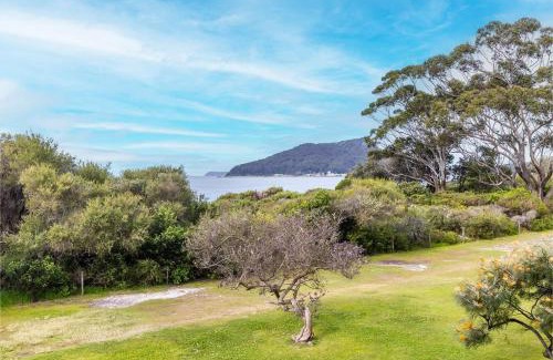 Nelson Bay Apartment | Ocean Shores, 5 27 Weatherly Close - waterfront unit with views to Shoal Bay and wifi