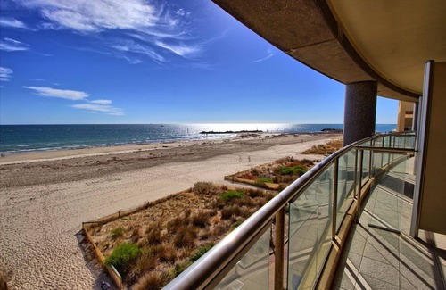 Glenelg Apartment | Ocean View 1BR Private balcony OAKS PIER
