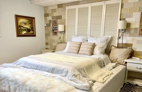 North Saanich House | Ocean view. 2 bedrooms & pets-friendly.