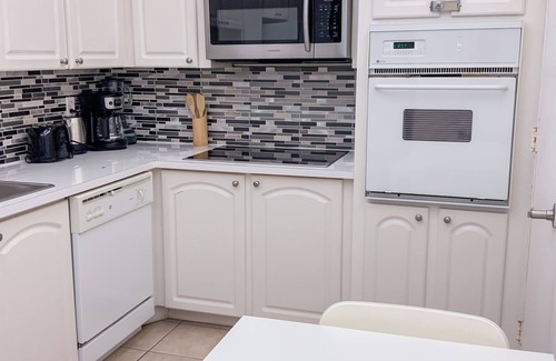 Hollywood South Central Beach Apartment | Ocean view apartment with balcony - 7H