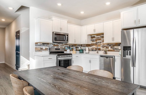 Ocean View House | Ocean View Beach Club Home w/pool & sauna, central AC, free WiFi, fitness center