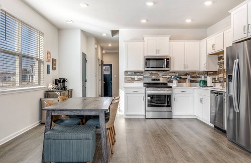 Ocean View House | Ocean View Beach Club Home w/pool & sauna, central AC, free WiFi, fitness center