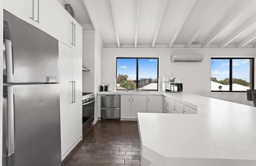 Falcon House | Ocean view family house 5x2 family and living rooms x2 sleeps13 people