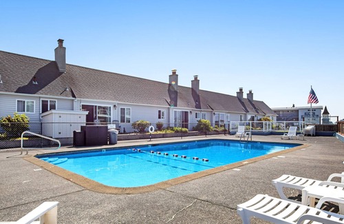 Seaside Cottage | Ocean-view getaway with a heated pool & fireplace - walk on the beach