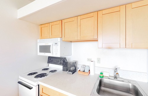 Maunaloa Apartment | Ocean View, Ground-Floor Condo w/Lanai, WiFi, Shared Pool - Walk to Beach