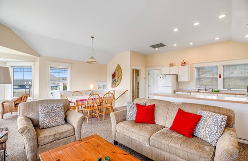 Newport House | Ocean view homes with hot tubs, enclosed yard, fireplace - 1 block to the beach
