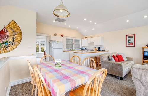 Newport House | Ocean view homes with hot tubs, enclosed yard, fireplace - 1 block to the beach