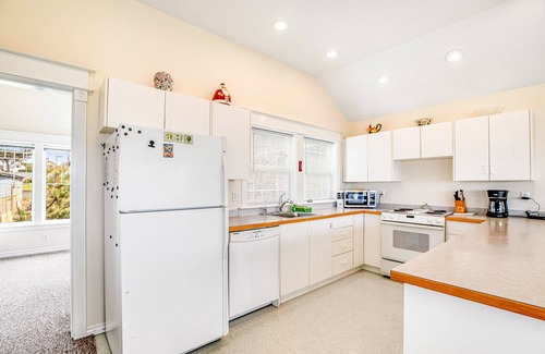 Newport House | Ocean view homes with hot tubs, enclosed yard, fireplace - 1 block to the beach