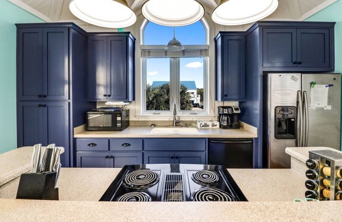 St. George Island House | Ocean view, hot tub, steps to the sand! Dog friendly. 9/27-10/3 is 20% off!