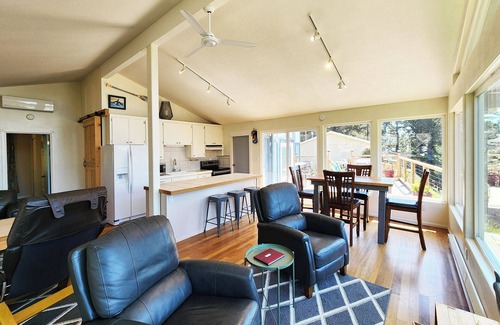 Otter Rock House | Ocean View in Otter Rock! Wood Stove! Surfing~Otter Rock Hideaway