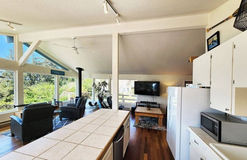 Otter Rock House | Ocean View in Otter Rock! Wood Stove! Surfing~Otter Rock Hideaway