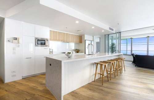 Surfers Paradise Apartment | 🌊 Ocean View Sub-Penthouse on Level 61 🌊