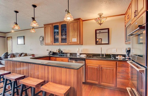 Otter Rock Apartment | Ocean-View Suite with Jacuzzi Tub | Sleeps 6
